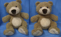 Großer Teddybär: ein neues Sicherheitsaugenpaar wurde eingesetzt - nun kann er wieder alles sehen!