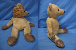 Pferdebiss - dem Teddy wurde die Gesichtshälfte regelrecht weggefressen (er hatte die Nacht mit einem kleinen Mädchen Heu bei den Pferden verbracht). Der Kopf wurde neu gestaltet, die alten Bärenaugen, seine Ohren und die Teddyschnauze wurde wiederverwendet.